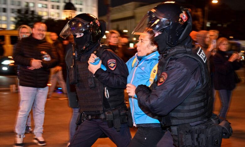 “¿Por qué ser arrojados a la picadora de carne de la guerra?”: las protestas en Rusia contra la movilización en Ucrania dejan más de 1.300 detenidos