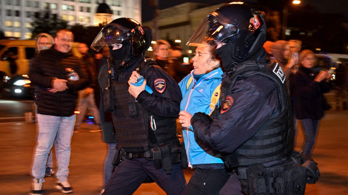 “¿Por qué ser arrojados a la picadora de carne de la guerra?”: las protestas en Rusia contra la movilización en Ucrania dejan más de 1.300 detenidos