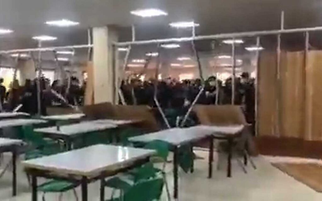¡No más segregación!: Estudiantes iraníes rompen pared que separaba las clases por género