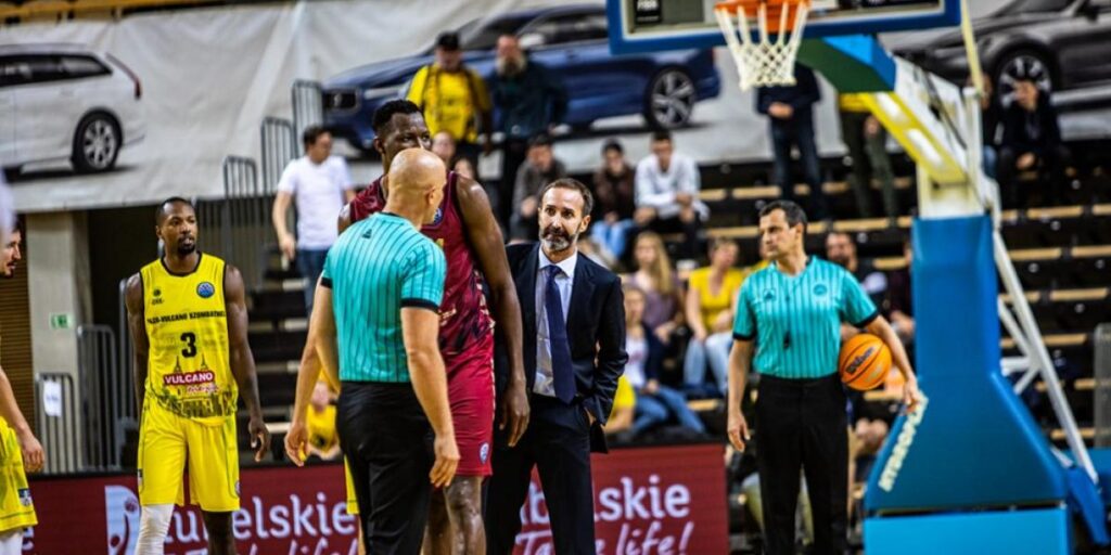 104-94: El UCAM hace aguas en defensa
