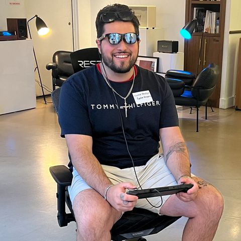 cazador probando gafas inteligentes vitrue one