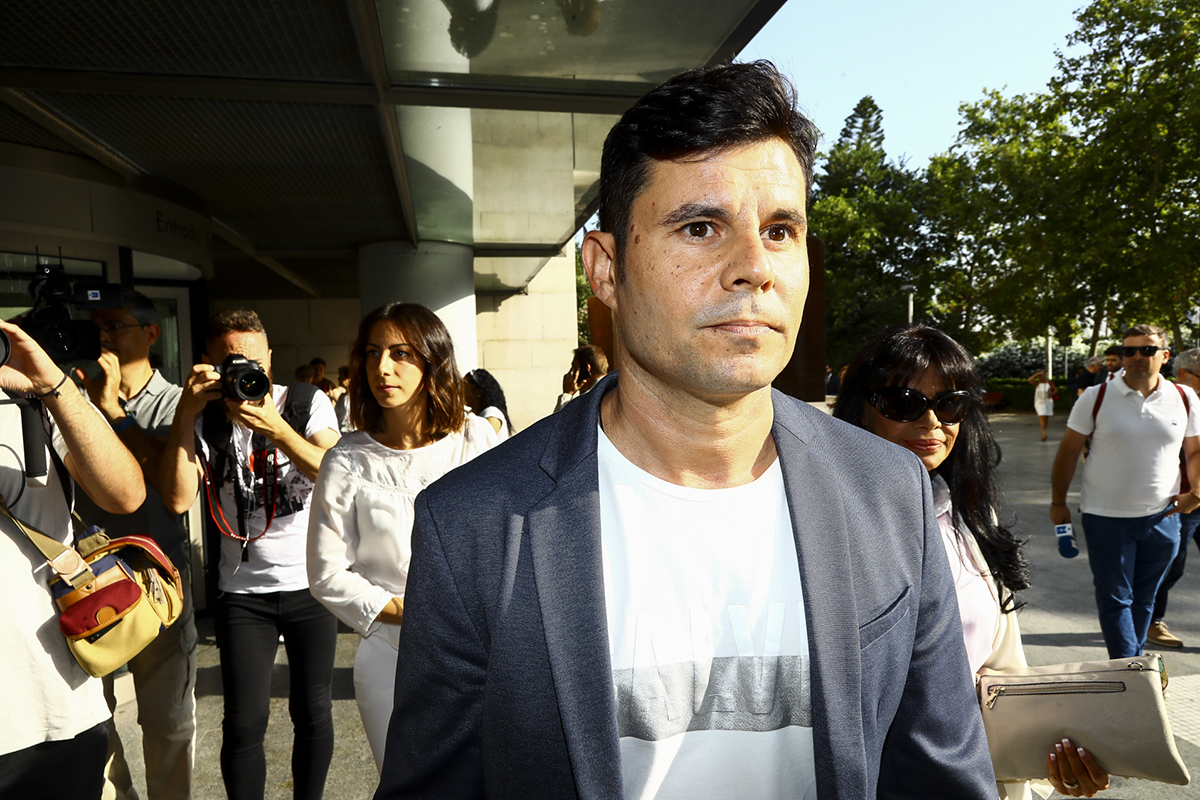 Javier Santos llegando a los juzgados de Valencia por la supuesta paternidad de Julio Iglesias en 2019./Gtres