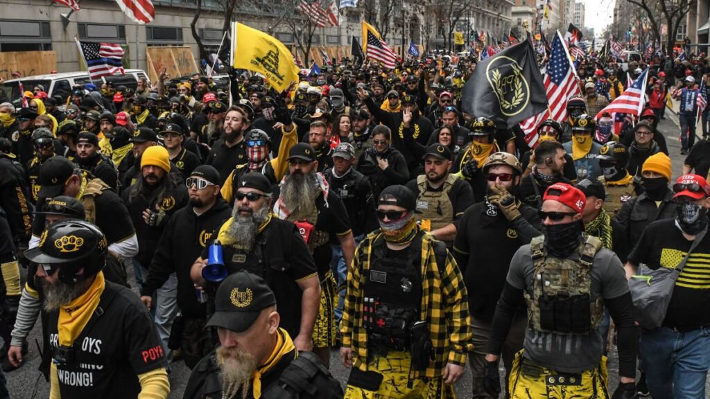 Miembro de Proud Boys se declara culpable de sedición