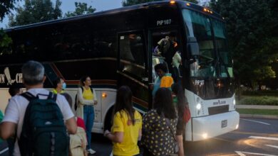 Más migrantes son transportados a la residencia de Kamala Harris