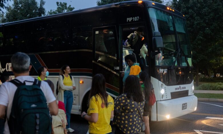 Más migrantes son transportados a la residencia de Kamala Harris