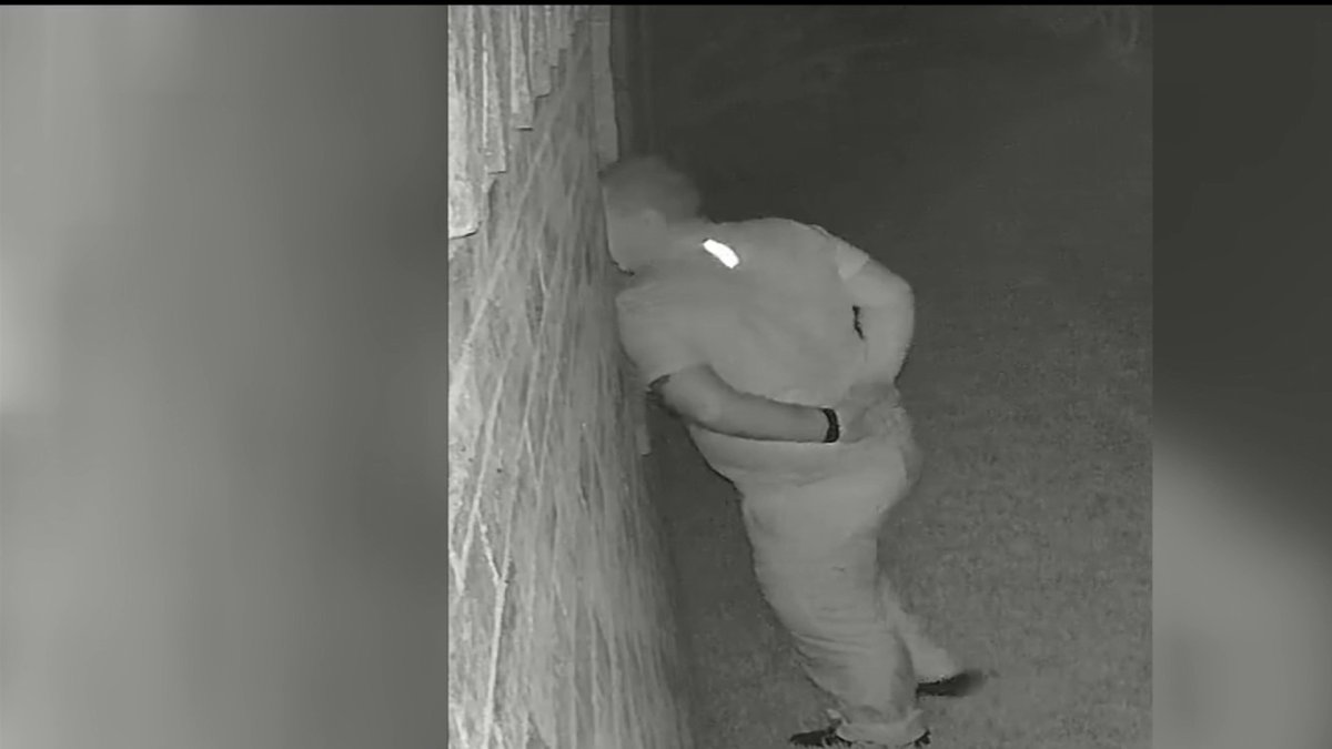 Arrestan a sujeto que miraba en una casa de Plano