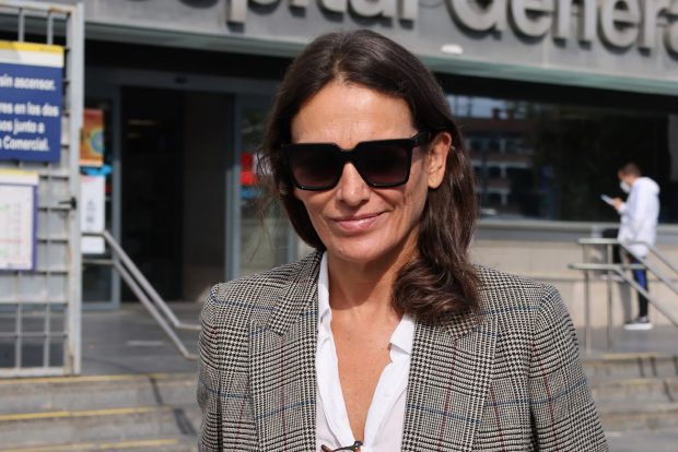 Laura Ponte saliendo del hospital