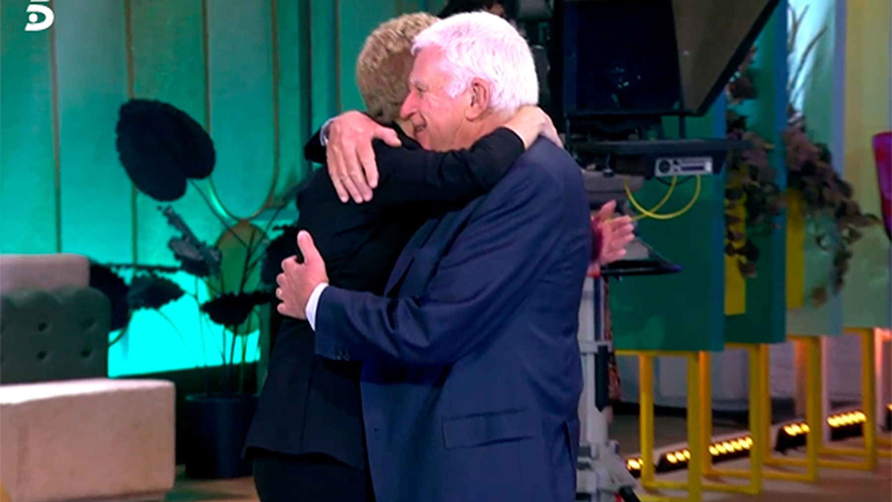 Ana Rosa Quintana y Paolo Vasile se abrazan / Mediaset