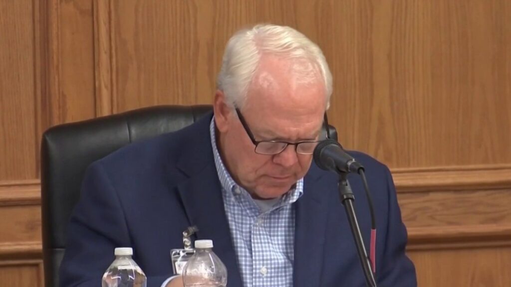 el superintendente del distrito escolar de Uvalde se retira