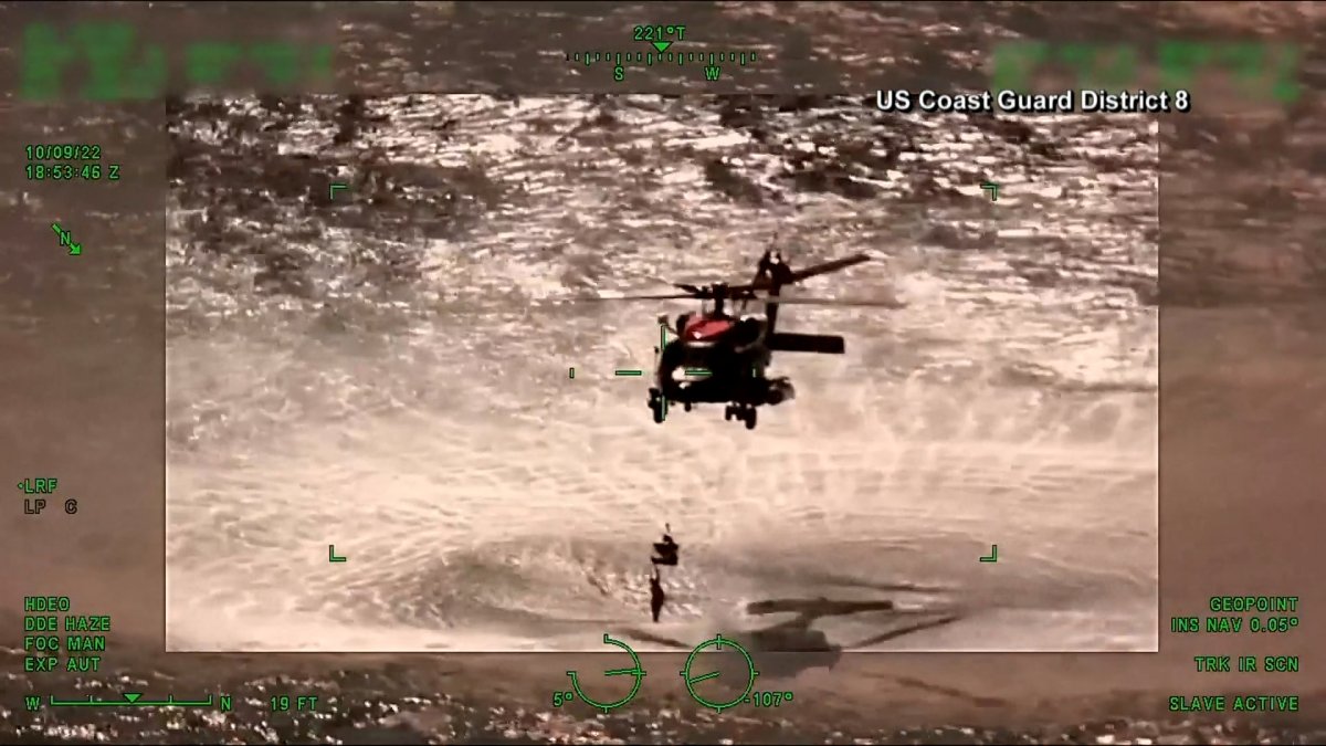 Así fue el peligroso rescate de navegantes que quedaron entre tiburones tras hundirse su barco en Louisiana