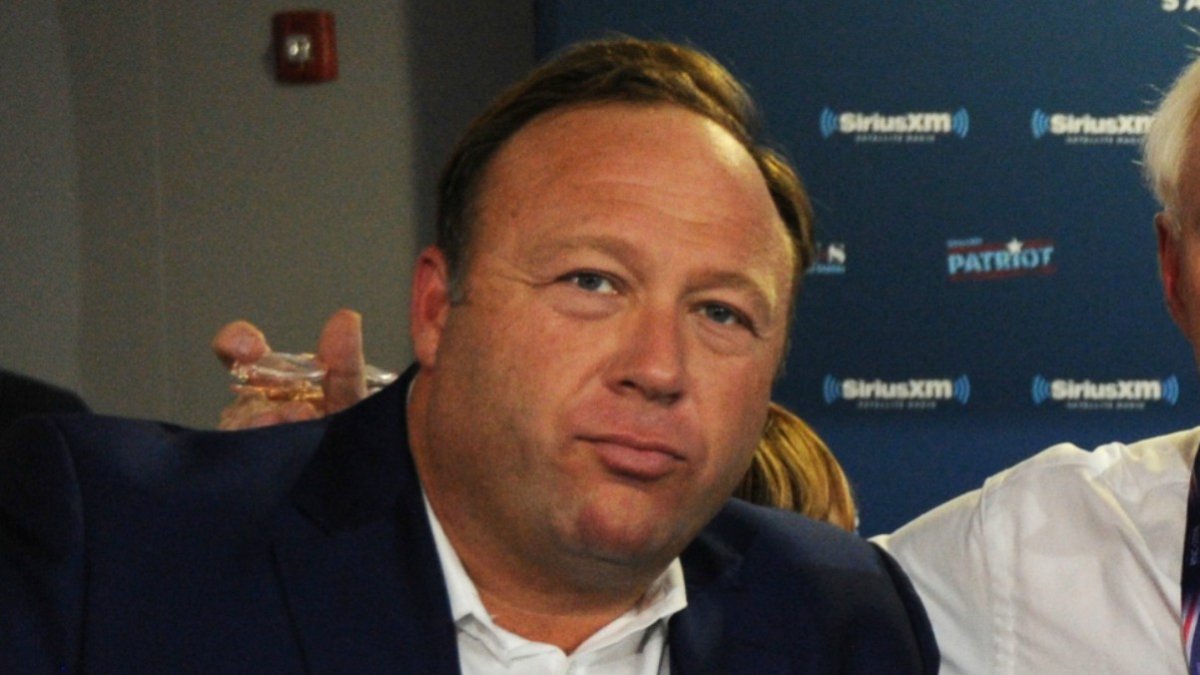 Jurado alcanza veredicto en juicio de Alex Jones