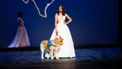 Reina de belleza gana certamen junto a su perro de servicio