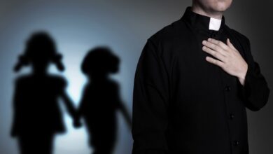 Acusan a conocido sacerdote de abusar sexualmente de un menor en Chicago
