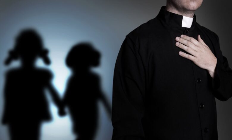 Acusan a conocido sacerdote de abusar sexualmente de un menor en Chicago