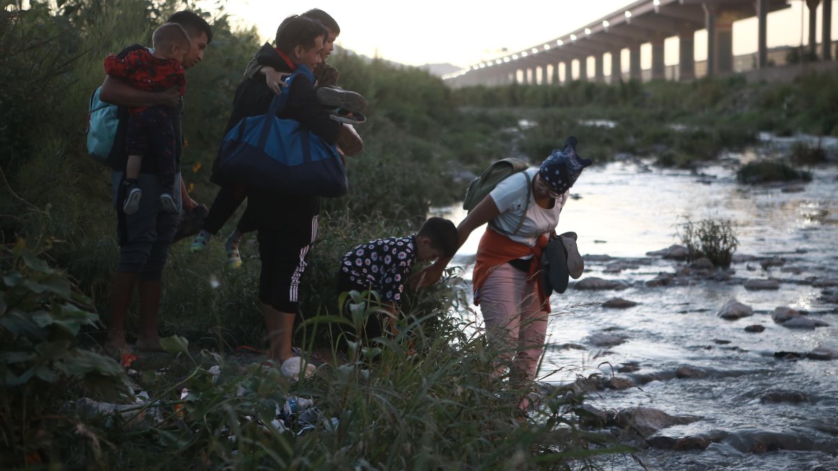 Biden recurre a una norma de la era Trump para expulsar a los migrantes venezolanos