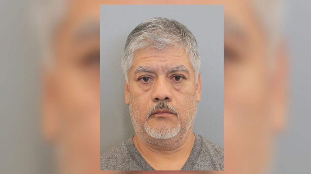 Confiesa poner genitales y orinar en botella de agua de empleada de consultorio médico