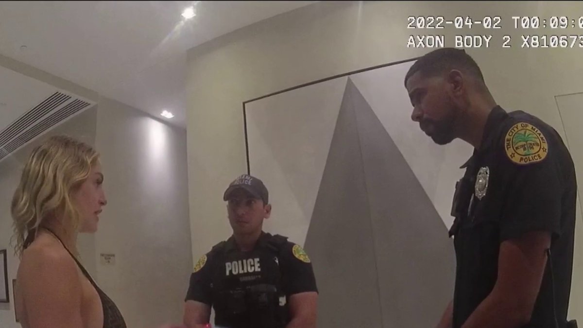 Revelan llamadas al 911 de modelo de Only Fans tras apuñalar mortalmente a su novio