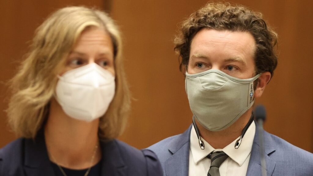 Mujer testifica que el actor de “That 70’s show” Danny Masterson la violó y estranguló en 2003