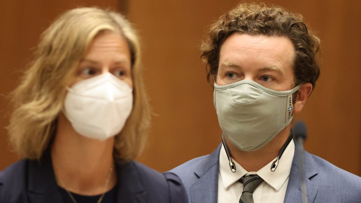 Mujer testifica que el actor de “That 70’s show” Danny Masterson la violó y estranguló en 2003