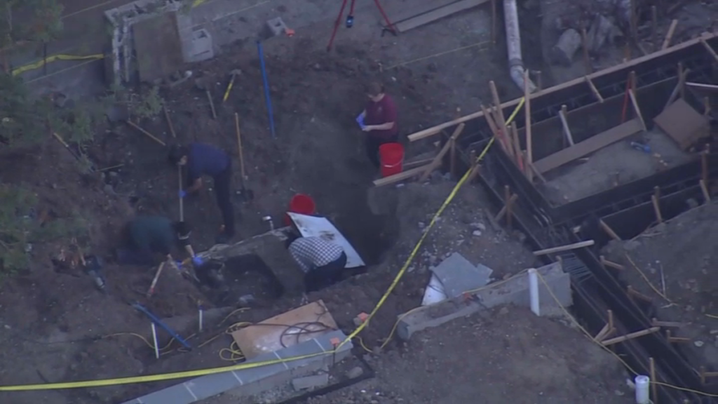 Descubren automóvil enterrado en el patio de una casa en Atherton