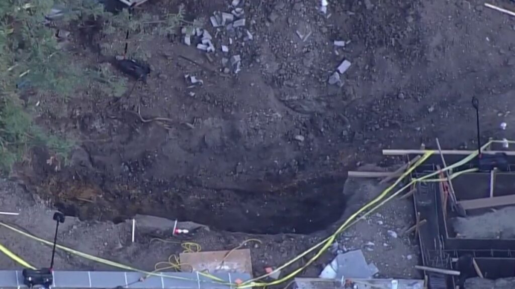 auto hallado enterrado en un patio es llevado a un laboratorio en busca de evidencia