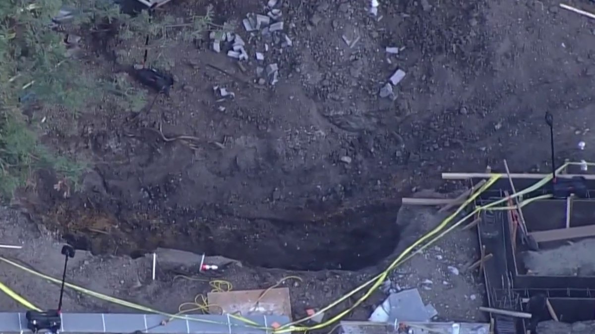 auto hallado enterrado en un patio es llevado a un laboratorio en busca de evidencia