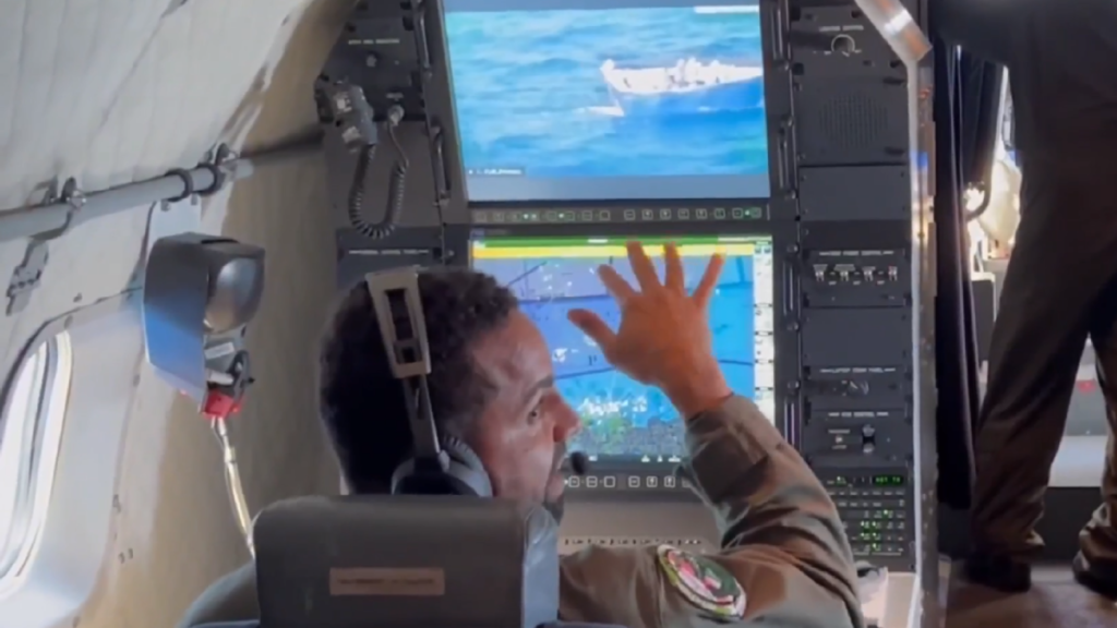 Desde el aire: hallan bote lleno de migrantes en altamar durante recorrido de la Guardia Costera