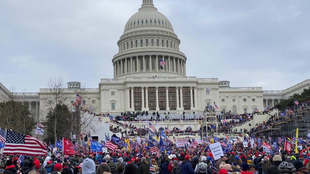 sentencian a padre e hijo por participar del asalto al Capitolio
