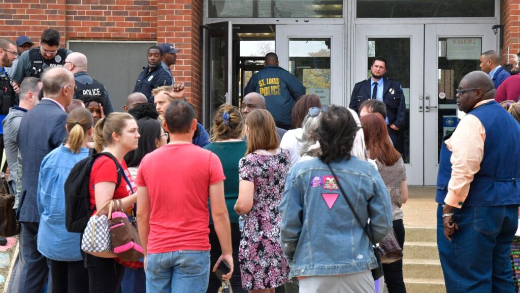 Autor del tiroteo en una escuela de Missouri tenía un fusil tipo AR-15 y más de 600 cartuchos