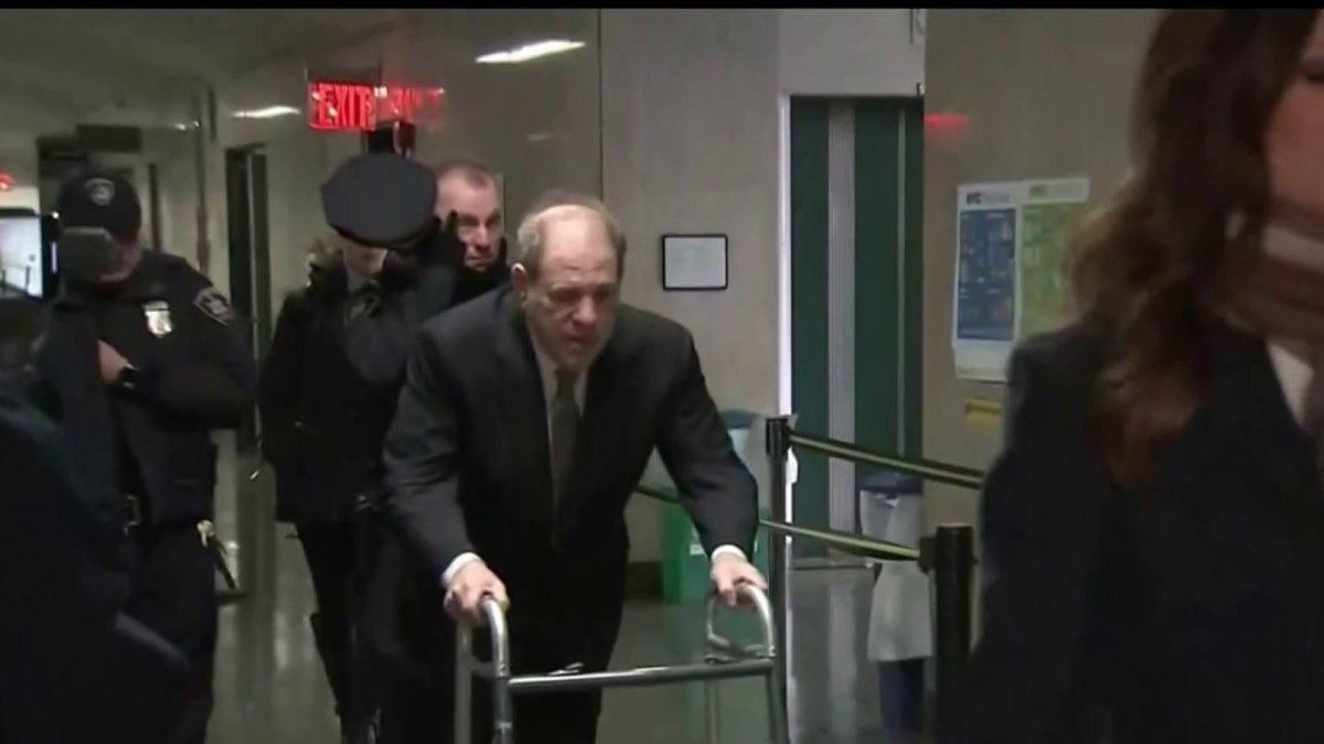 Mujer testifica que agresión sexual de Harvey Weinstein la hizo sentir culpable