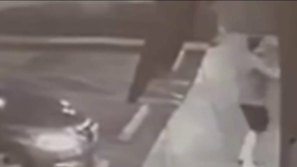 Buscan al hombre que rompió la puerta de una pizzería de Hialeah