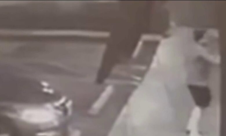 Buscan al hombre que rompió la puerta de una pizzería de Hialeah