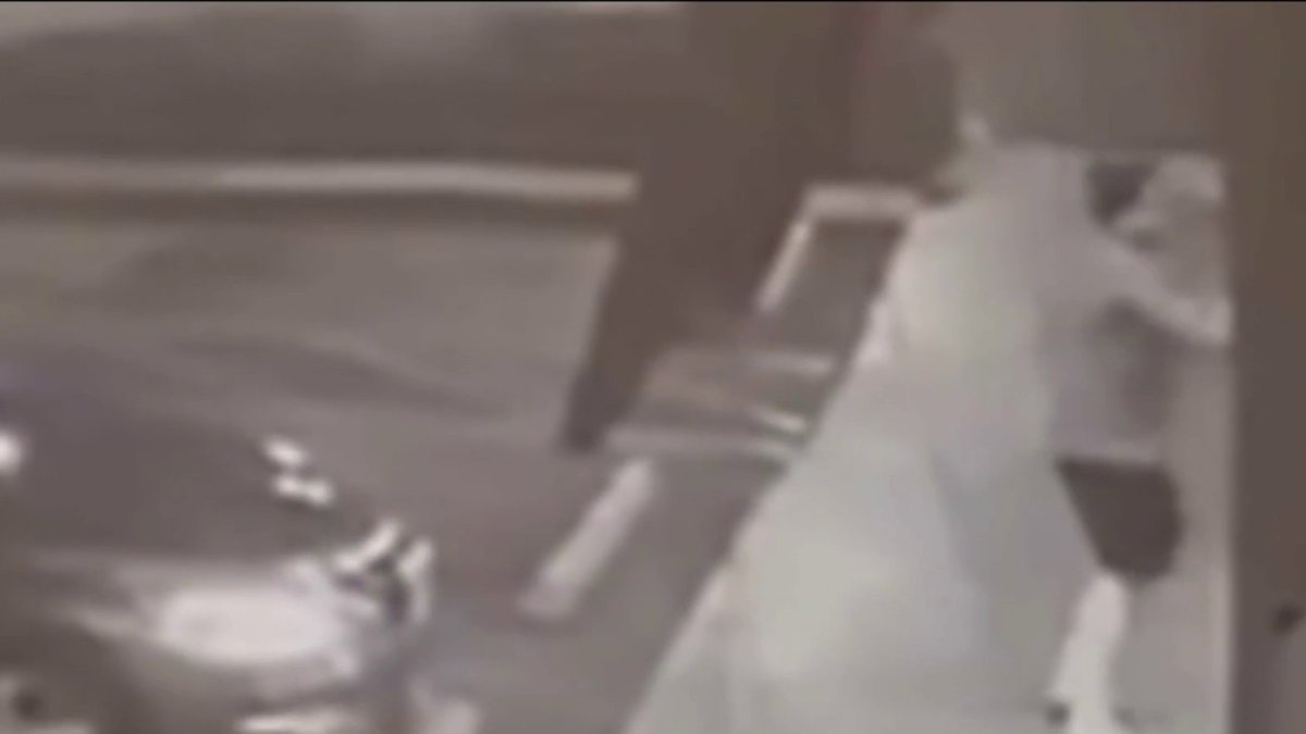 Buscan al hombre que rompió la puerta de una pizzería de Hialeah