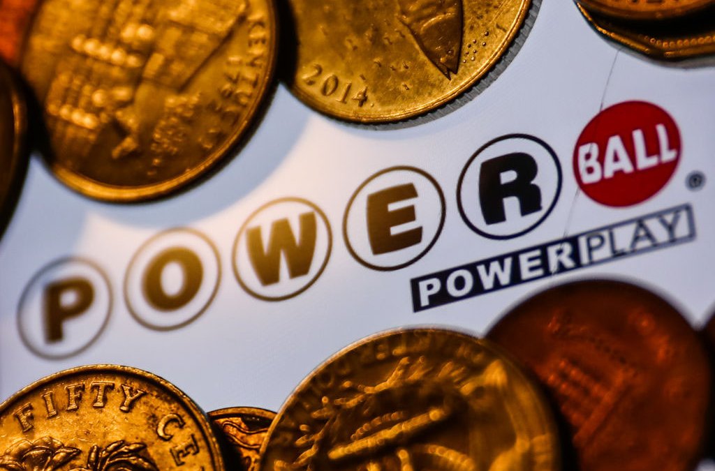 ¿Puede un indocumentado cobrar un premio del Powerball? ¿Ganar es una vía a la tarjeta verde?