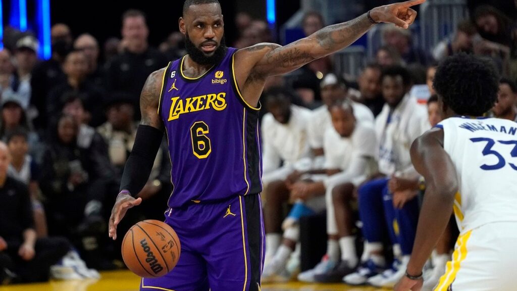Lakers suman su primera victoria con ayuda de James y Davis
