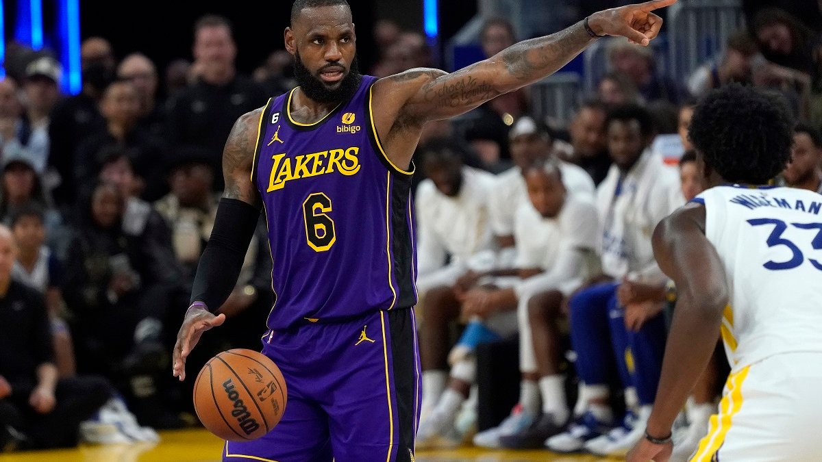 Lakers suman su primera victoria con ayuda de James y Davis