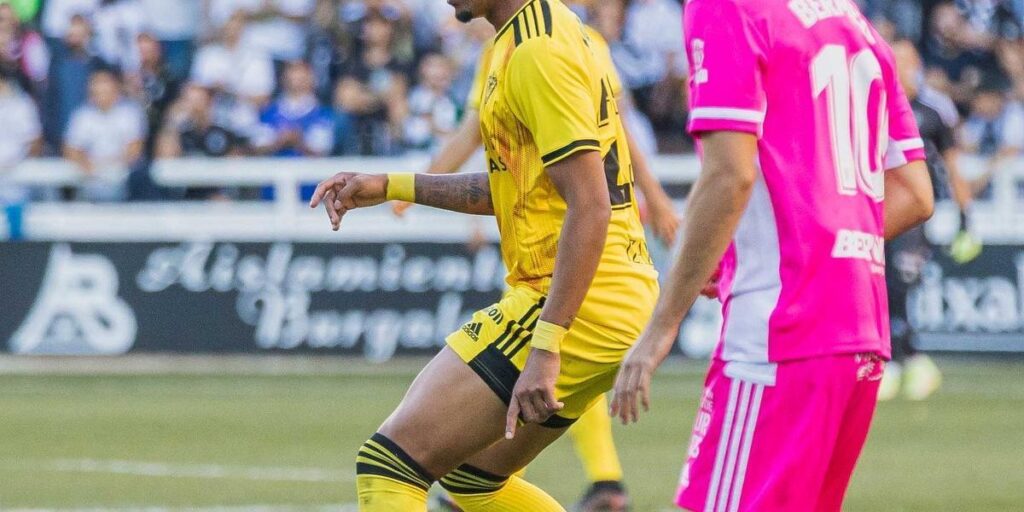 2-1: El Burgos gana en inferioridad un accidentado derbi