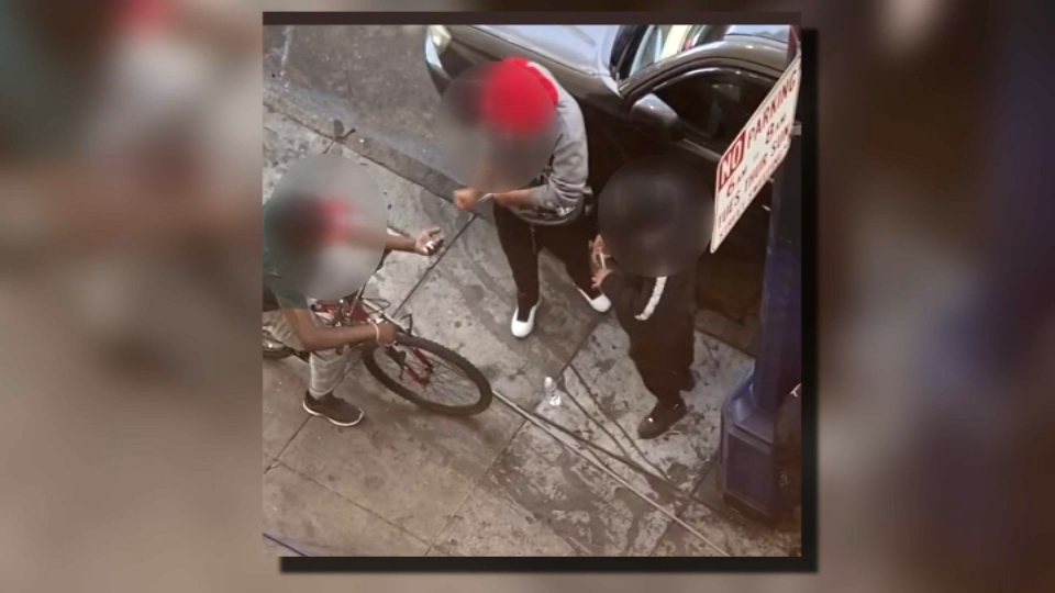 3 jóvenes presuntamente vendiendo y comprando droga a plena luz del día en San Francisco