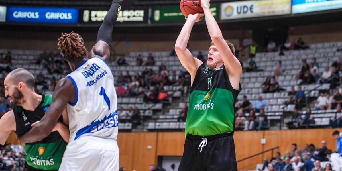 80-63: La Penya supera al Brescia en un estreno brillante