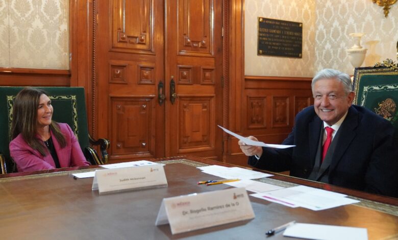AMLO conversa con Walmart para bajar inflación en alimentos