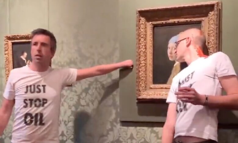 Activista climático pega su cabeza a 'La joven de la perla' de Johannes Vermeer | Video