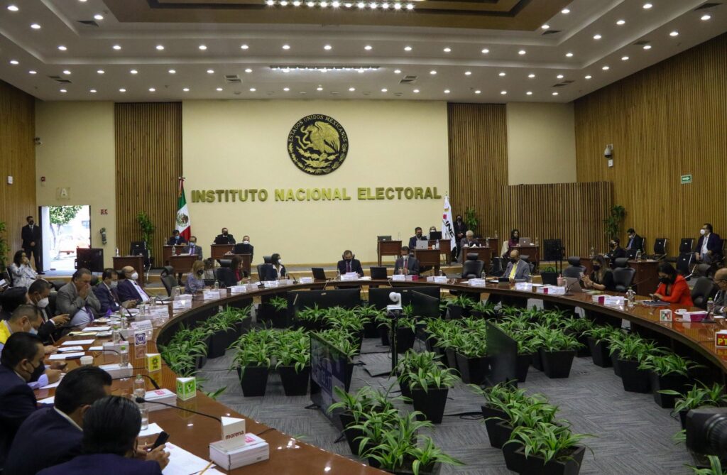 Advierte Consejo de Venecia riesgos en reforma electoral de AMLO y él revira: 'Qué bueno que opinen'