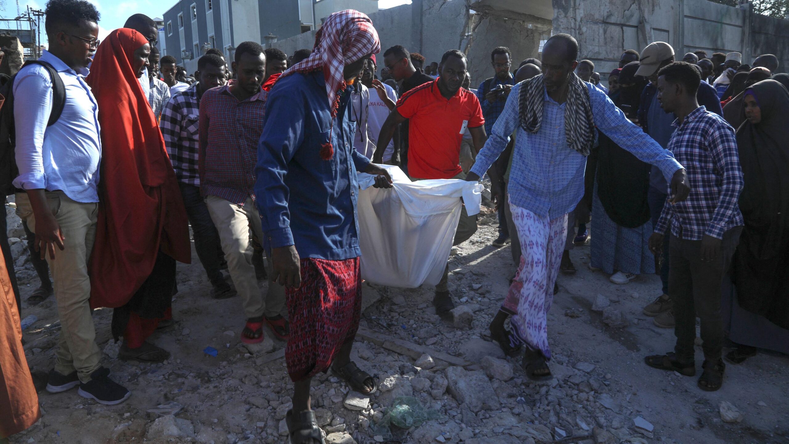 Al menos 100 muertos en un ataque con coches bomba en Somalia