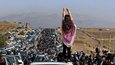 Al menos 10.000 iraníes desafían la represión al homenajear a la joven Mahsa Amini ante su tumba