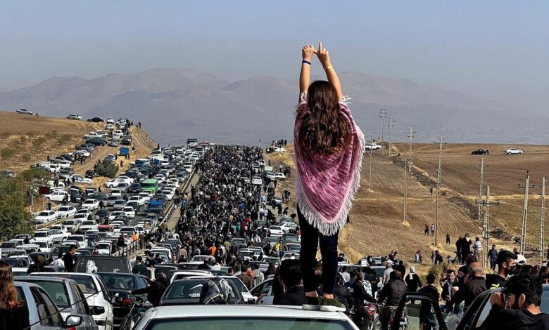 Al menos 10.000 iraníes desafían la represión al homenajear a la joven Mahsa Amini ante su tumba