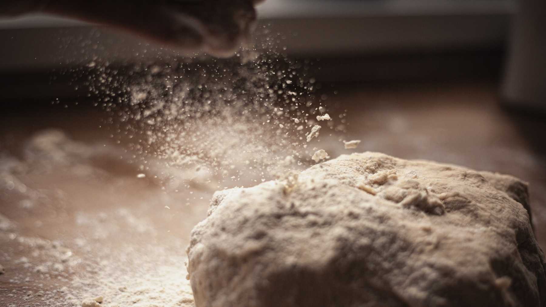 Alerta en la gastronomía española con este alimento blanco que está en todas las comidas