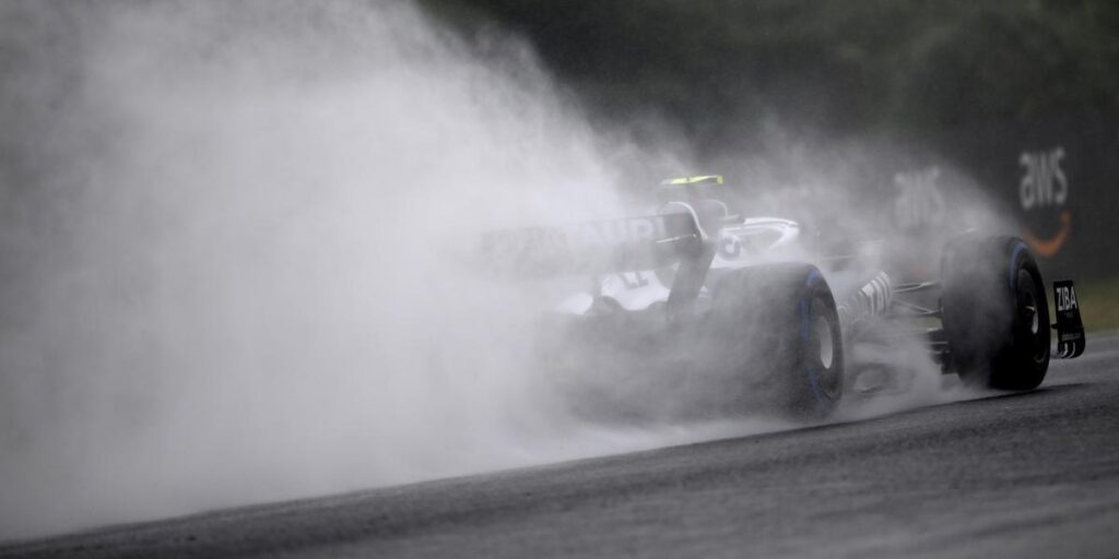Alonso lidera los primeros libres en Japón, seguido de Sainz