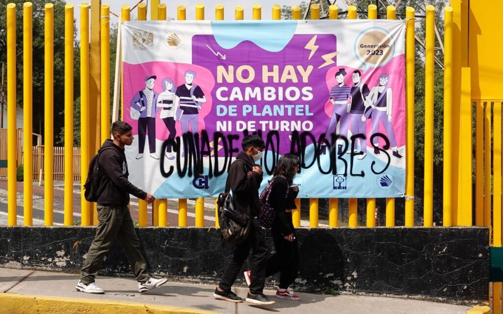 Alumna denuncia violación en baños del CCH Sur; estudiantes realizan protesta