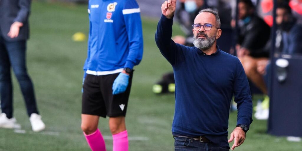 Álvaro Cervera lamenta las bajas de su equipo