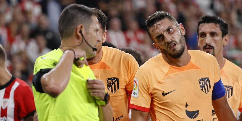 Andrea Berta bajó al túnel en el descanso para quejarse por el arbitraje: "Es muy malo"